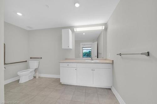 418-3290 New Street, Burlington, ON - Indoor Photo Showing Bathroom