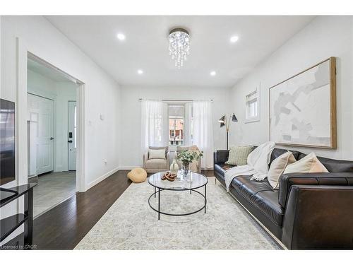 405 Wellington Street N, Kitchener, ON - Indoor Photo Showing Living Room