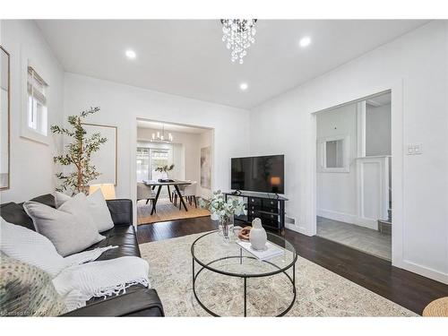 405 Wellington Street N, Kitchener, ON - Indoor Photo Showing Living Room