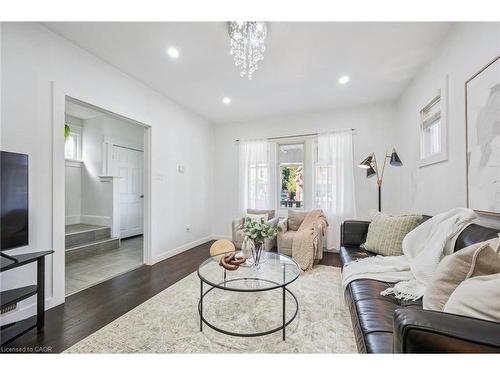405 Wellington Street N, Kitchener, ON - Indoor Photo Showing Living Room