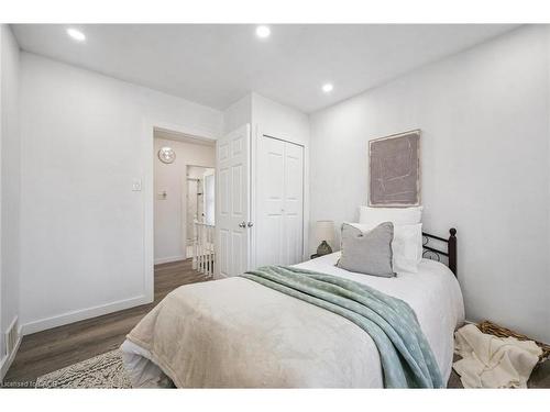 405 Wellington Street N, Kitchener, ON - Indoor Photo Showing Bedroom