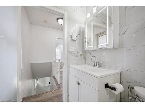405 Wellington Street N, Kitchener, ON - Indoor Photo Showing Bathroom