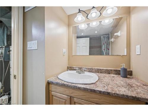 405 Wellington Street N, Kitchener, ON - Indoor Photo Showing Bathroom