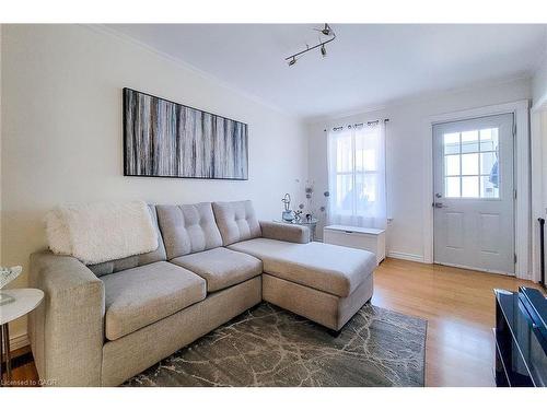 86 East 18Th Street, Hamilton, ON - Indoor Photo Showing Living Room