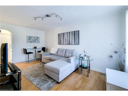 86 East 18Th Street, Hamilton, ON - Indoor Photo Showing Living Room