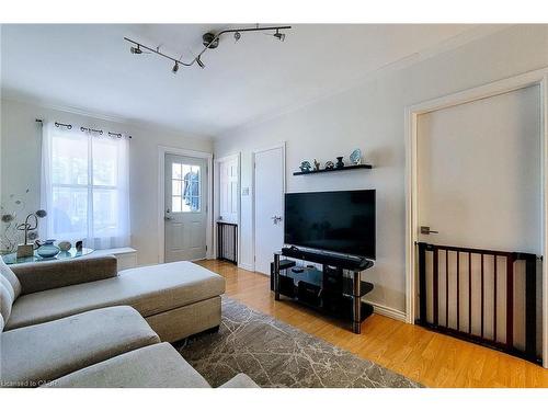 86 East 18Th Street, Hamilton, ON - Indoor Photo Showing Living Room