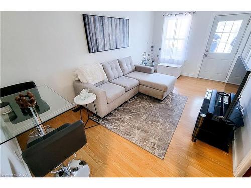 86 East 18Th Street, Hamilton, ON - Indoor Photo Showing Living Room