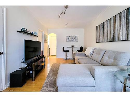 86 East 18Th Street, Hamilton, ON - Indoor Photo Showing Living Room