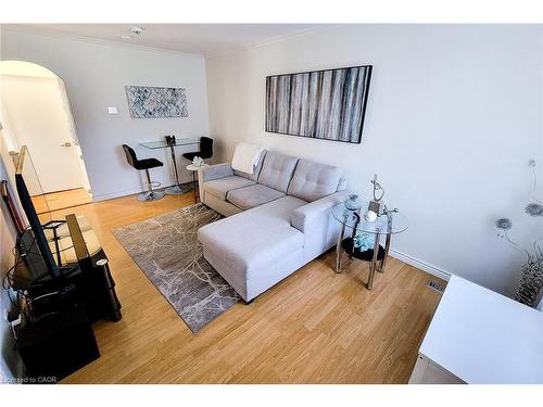 86 East 18Th Street, Hamilton, ON - Indoor Photo Showing Living Room