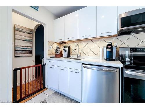 86 East 18Th Street, Hamilton, ON - Indoor Photo Showing Kitchen
