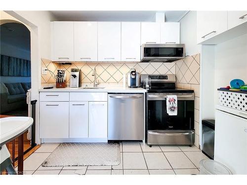 86 East 18Th Street, Hamilton, ON - Indoor Photo Showing Kitchen