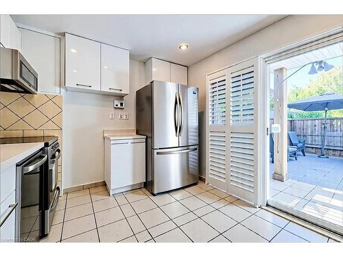 86 East 18Th Street, Hamilton, ON - Indoor Photo Showing Kitchen
