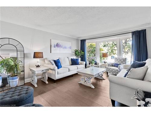 94 Dorchester Drive, Grimsby, ON - Indoor Photo Showing Living Room