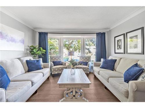 94 Dorchester Drive, Grimsby, ON - Indoor Photo Showing Living Room