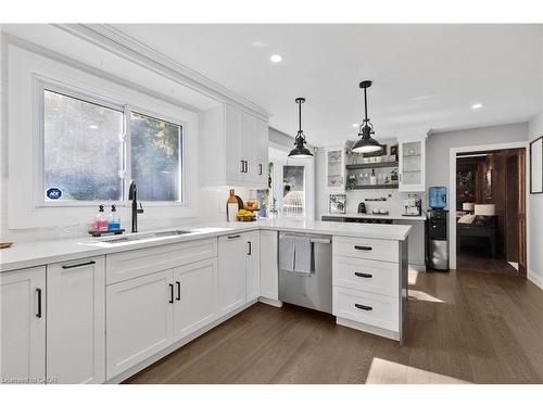 94 Dorchester Drive, Grimsby, ON - Indoor Photo Showing Kitchen With Upgraded Kitchen