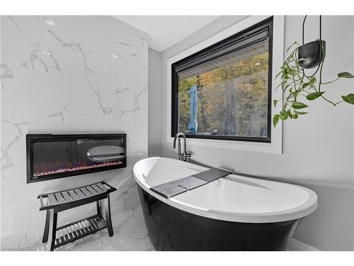 94 Dorchester Drive, Grimsby, ON - Indoor Photo Showing Bathroom