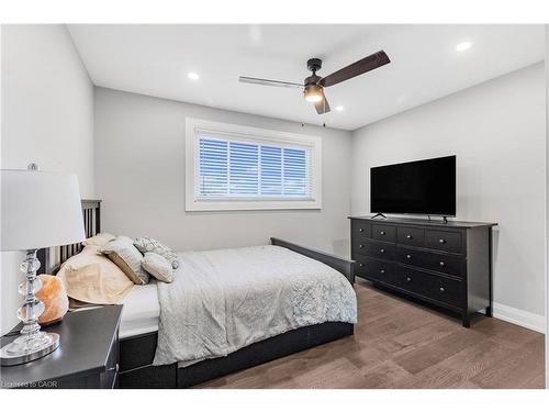 94 Dorchester Drive, Grimsby, ON - Indoor Photo Showing Bedroom