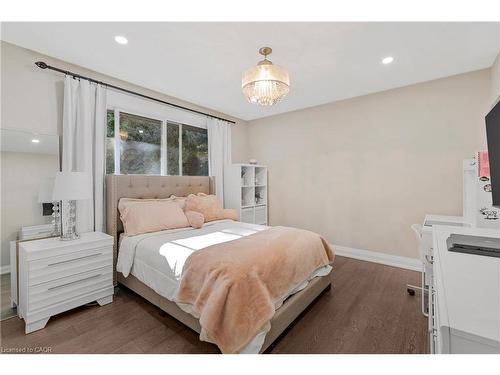 94 Dorchester Drive, Grimsby, ON - Indoor Photo Showing Bedroom