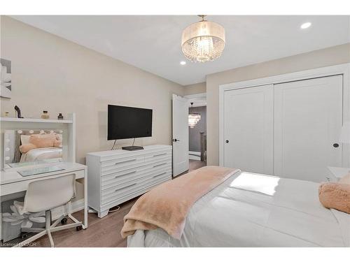 94 Dorchester Drive, Grimsby, ON - Indoor Photo Showing Bedroom