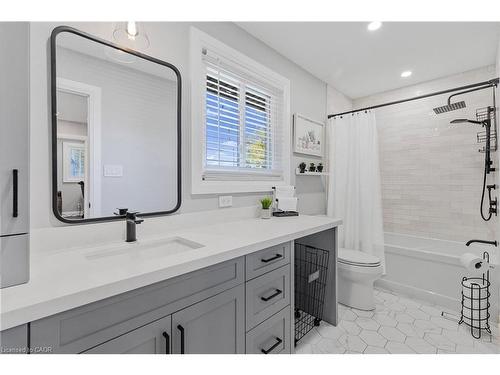 94 Dorchester Drive, Grimsby, ON - Indoor Photo Showing Bathroom