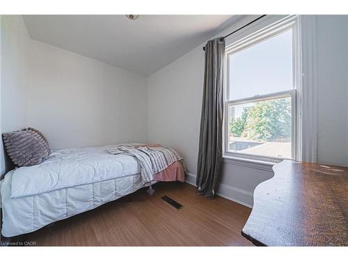 215 Mary Street, Hamilton, ON - Indoor Photo Showing Bedroom