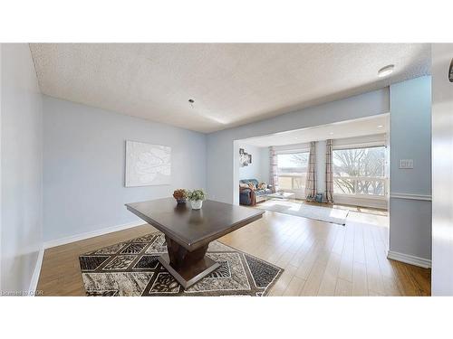 43-1155 Paramount Drive, Stoney Creek, ON - Indoor Photo Showing Living Room