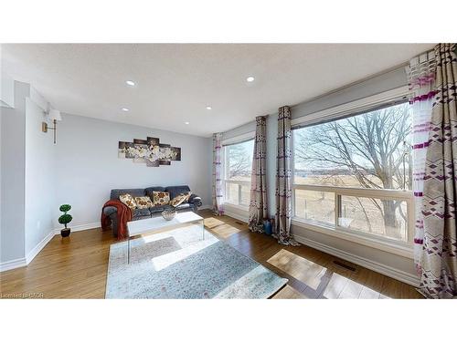 43-1155 Paramount Drive, Stoney Creek, ON - Indoor Photo Showing Living Room