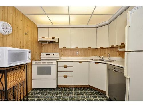 1210-237 King Street W, Cambridge, ON - Indoor Photo Showing Kitchen With Double Sink