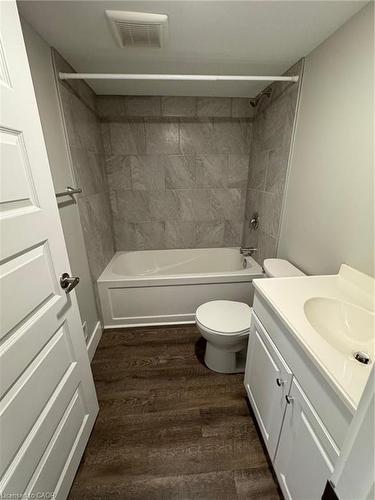 20 Oxford Street W, London, ON - Indoor Photo Showing Bathroom