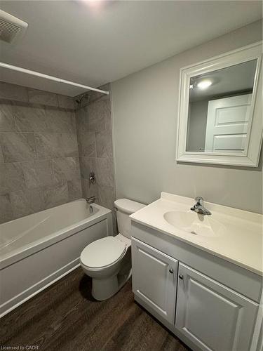 20 Oxford Street W, London, ON - Indoor Photo Showing Bathroom