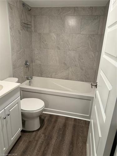 20 Oxford Street W, London, ON - Indoor Photo Showing Bathroom