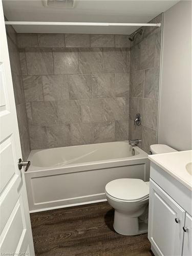 20 Oxford Street W, London, ON - Indoor Photo Showing Bathroom