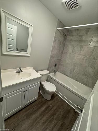 20 Oxford Street W, London, ON - Indoor Photo Showing Bathroom