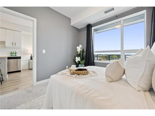 516-251 Northfield Drive E, Waterloo, ON - Indoor Photo Showing Bedroom
