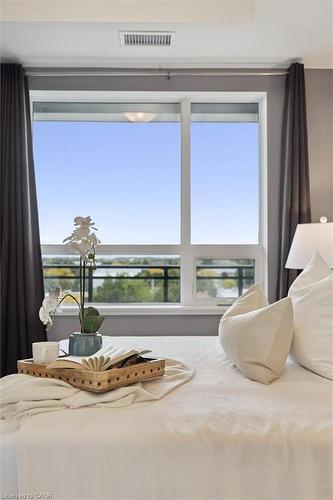 516-251 Northfield Drive E, Waterloo, ON - Indoor Photo Showing Bedroom