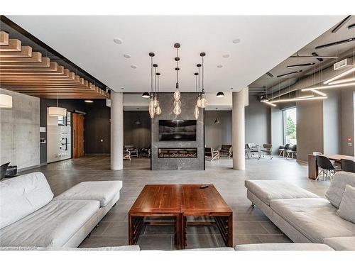516-251 Northfield Drive E, Waterloo, ON - Indoor Photo Showing Living Room