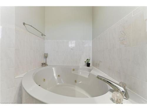 2 Morningstar Court, Hamilton, ON - Indoor Photo Showing Bathroom
