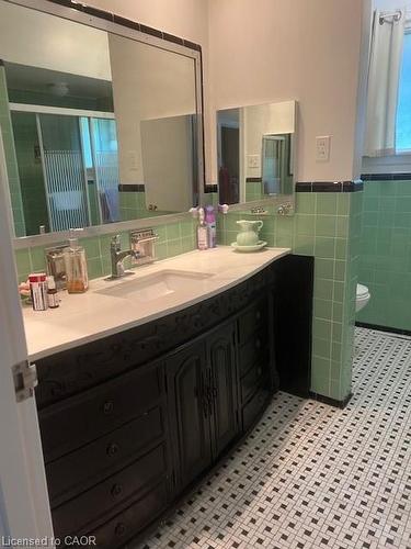 132 Hillcrest Avenue, Flamborough, ON - Indoor Photo Showing Bathroom