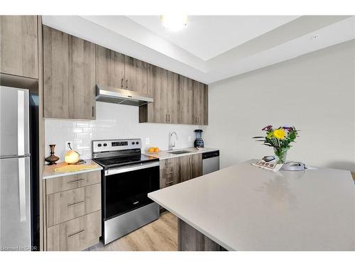 301-121 Highway 8, Stoney Creek, ON - Indoor Photo Showing Kitchen