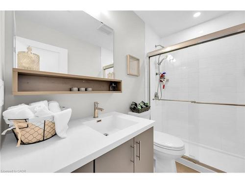 301-121 Highway 8, Stoney Creek, ON - Indoor Photo Showing Bathroom