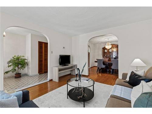 48 Village Drive, Hamilton, ON - Indoor Photo Showing Living Room