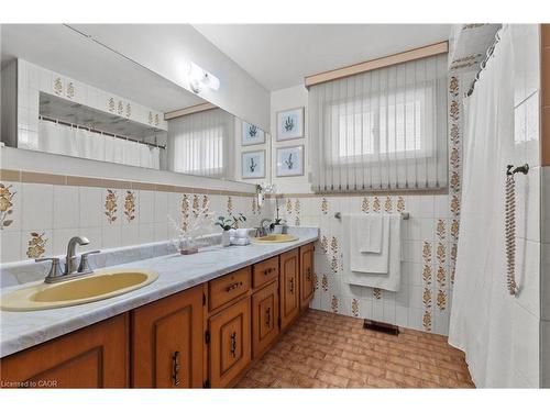48 Village Drive, Hamilton, ON - Indoor Photo Showing Bathroom