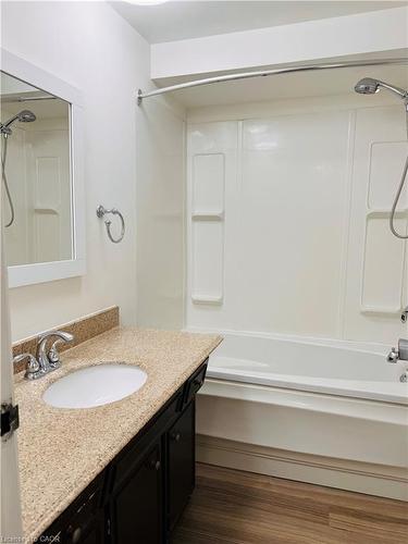 29-11 Grand River Boulevard, Kitchener, ON - Indoor Photo Showing Bathroom
