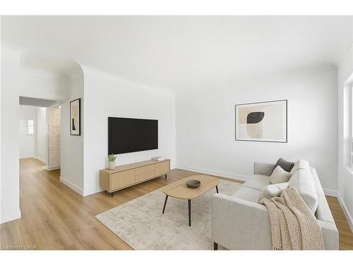 116 Robins Avenue, Hamilton, ON - Indoor Photo Showing Living Room