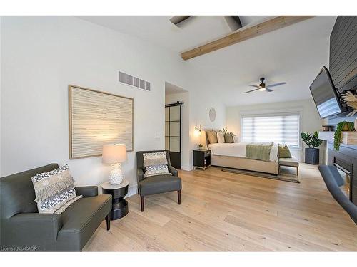 2560 2 Side Road, Burlington, ON - Indoor Photo Showing Living Room
