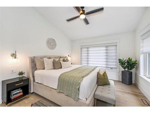 2560 2 Side Road, Burlington, ON - Indoor Photo Showing Bedroom