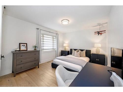 2560 2 Side Road, Burlington, ON - Indoor Photo Showing Bedroom