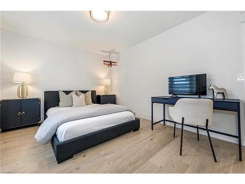 2560 2 Side Road, Burlington, ON - Indoor Photo Showing Bedroom