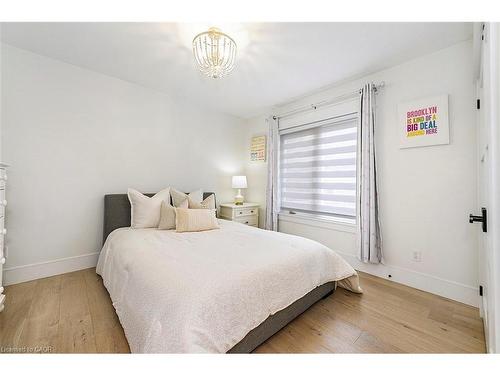 2560 2 Side Road, Burlington, ON - Indoor Photo Showing Bedroom