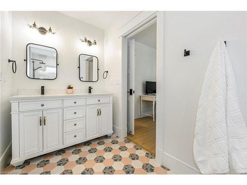 2560 2 Side Road, Burlington, ON - Indoor Photo Showing Bathroom